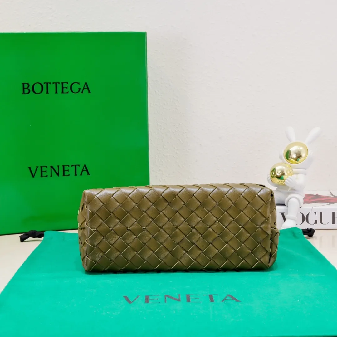 Batch 1860 B's 2024 spring and summer new style continues the brand's woven style with detailed metal knot switch buckles. This time, the shoulder straps are also made into tube weaves, showing different craftsmanship. The carrying method is versatile to create more different styles. Intrecciato woven leather small handbag, equipped with sliding crossbody strap. Internal compartments, including 1 zipper pocket and 2 open pockets with magnetic buckle closure. Size: 25*20*10cm, model: 7463#